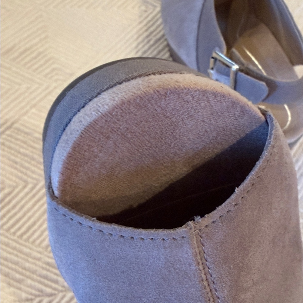 Vionic Women's Gray Wedge Sandals - Picture 7 of 7